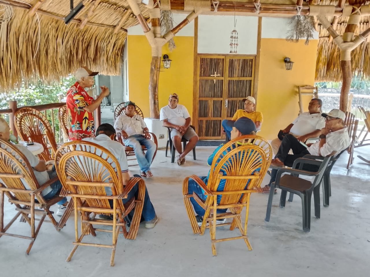 Everardo en asamblea comunitaria